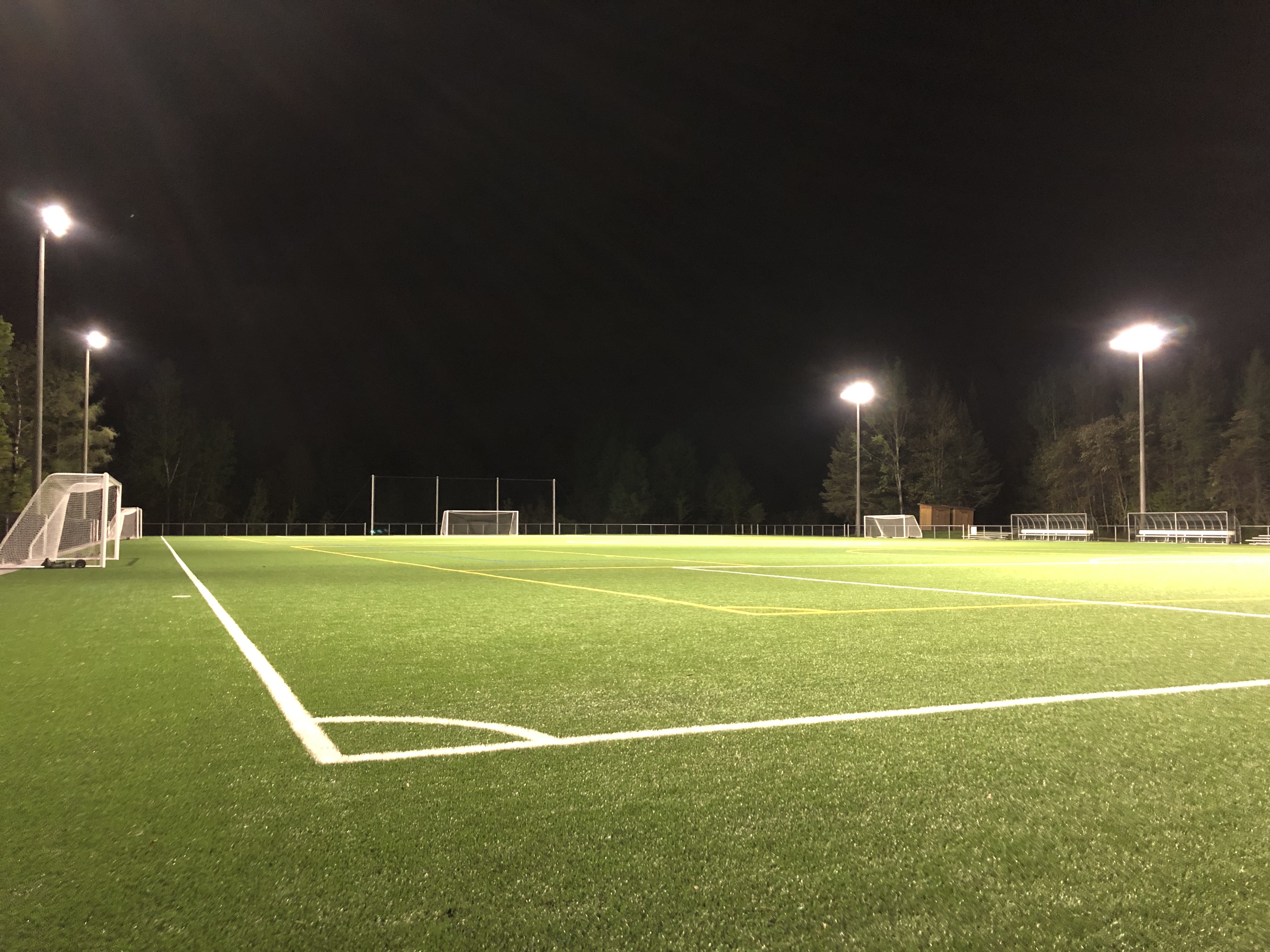 Terrain de soccer / multifonctionnel de dernière génération - Éclairage de nuit